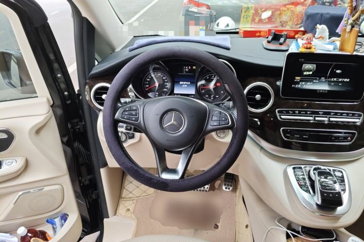 Used Mercedes-Benz V-Class 2017 V 260 L Prestige Extended Edition Steering Wheel