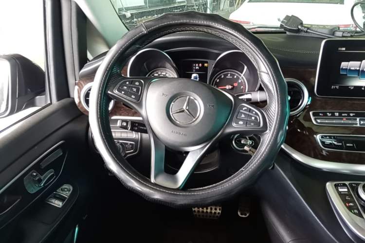 Used Mercedes-Benz V-Class 2017 V 260 L Prestige Extended Edition Steering Wheel