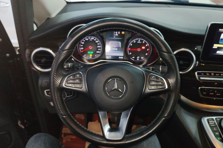 Used Mercedes-Benz V-Class 2017 V 260 Avantgarde Edition Steering Wheel