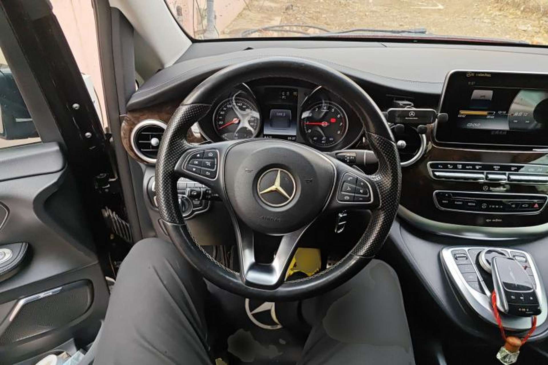Used Mercedes-Benz V-Class 2017 V 260 L Prestige Extended Edition Steering Wheel