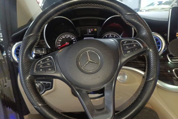 Used Mercedes-Benz V-Class 2017 V 260 Avantgarde Edition Steering Wheel