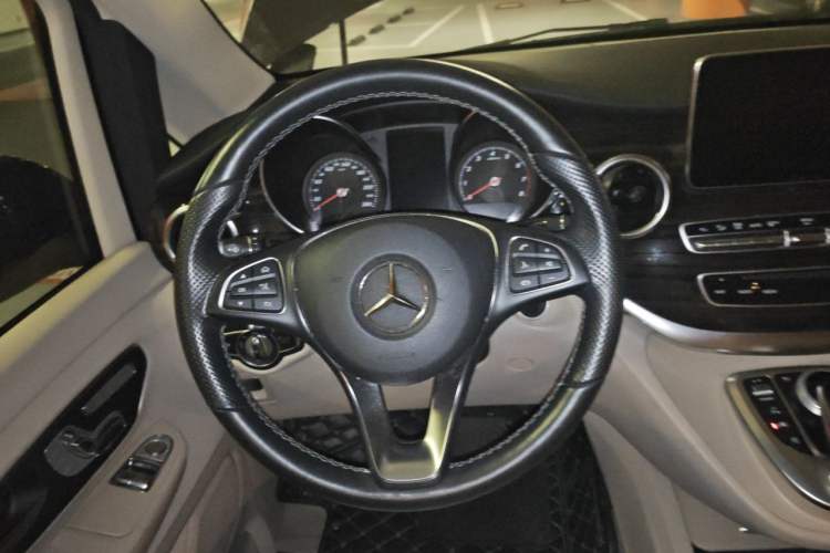 Used Mercedes-Benz V-Class 2017 V 260 Avantgarde Edition Steering Wheel