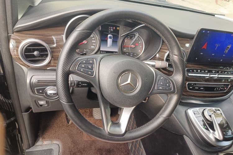 Used Mercedes-Benz V-Class 2017 V 260 Avantgarde Edition Steering Wheel