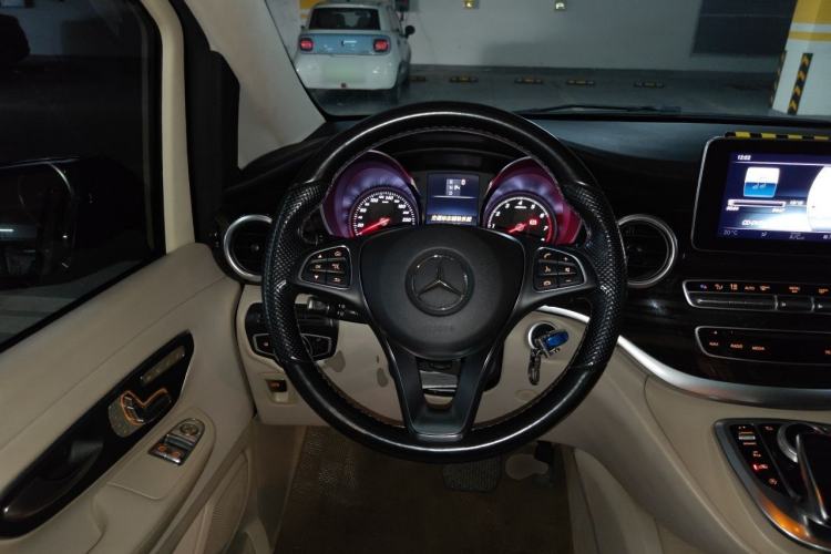 Used Mercedes-Benz V-Class 2017 V 260 Avantgarde Edition Steering Wheel