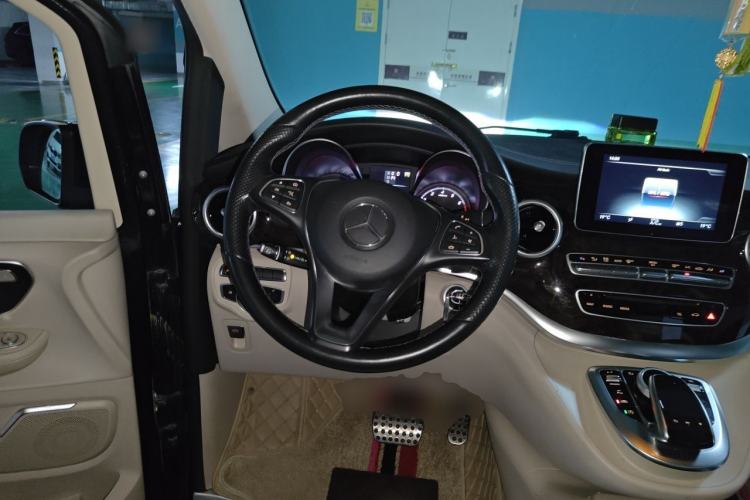 Used Mercedes-Benz V-Class 2017 V 260 L Prestige Extended Edition Steering Wheel