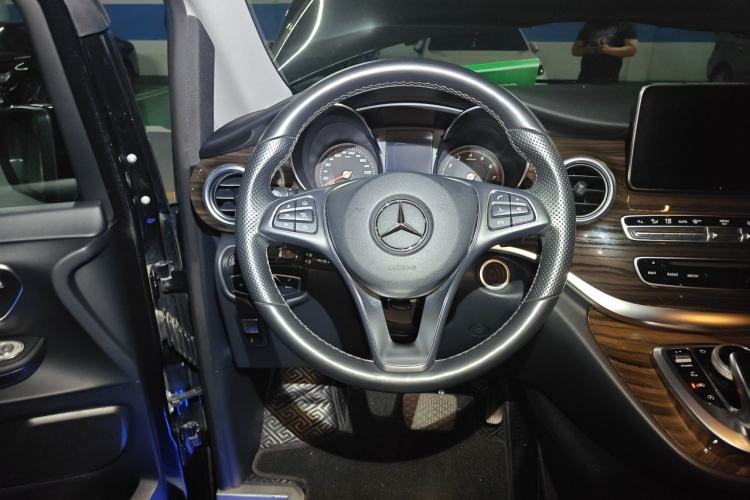 Used Mercedes-Benz V-Class 2017 V 260 Avantgarde Edition Steering Wheel