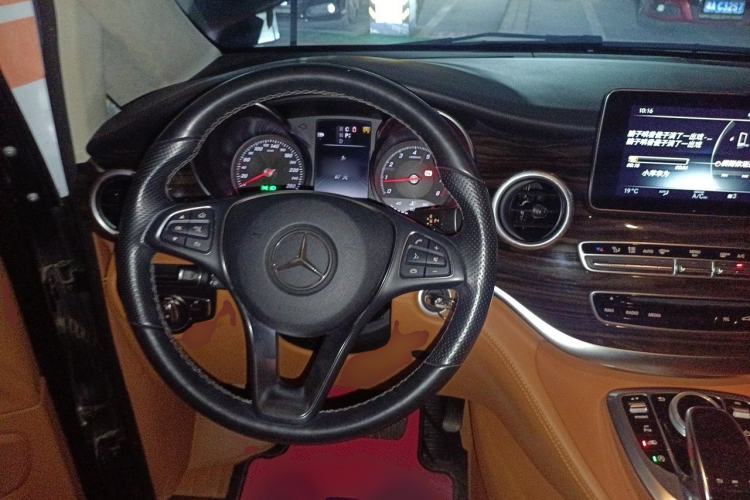 Used Mercedes-Benz V-Class 2017 V 260 Avantgarde Edition Steering Wheel