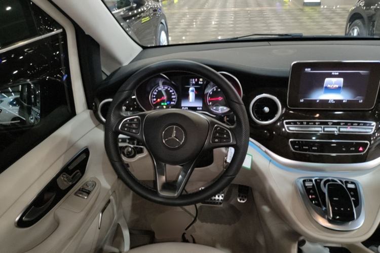 Used Mercedes-Benz V-Class 2017 V 260 L Prestige Extended Edition Steering Wheel