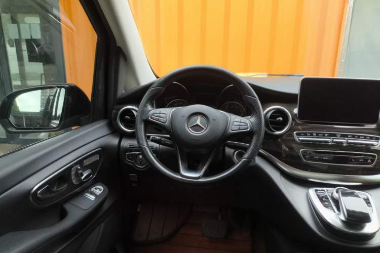 Used Mercedes-Benz V-Class 2017 V 260 Avantgarde Edition Steering Wheel
