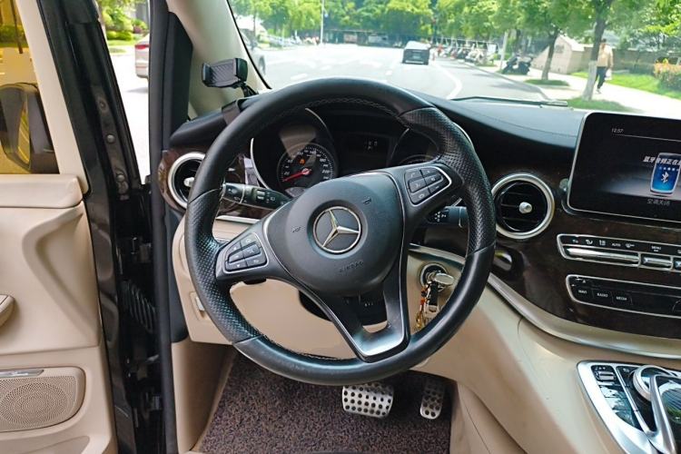 Used Mercedes-Benz V-Class 2017 V 260 L Prestige Extended Edition Steering Wheel