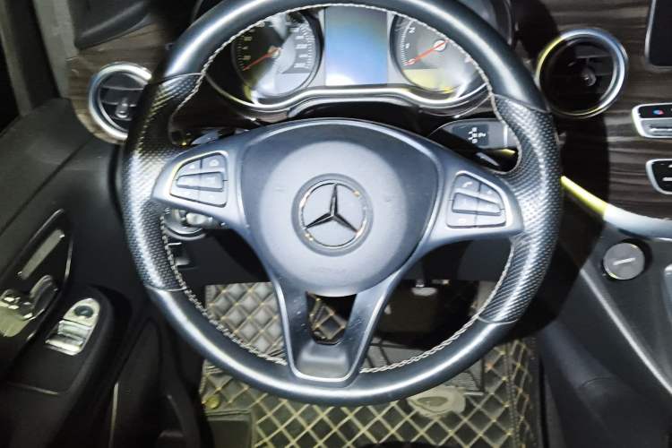 Used Mercedes-Benz V-Class 2017 V 260 Avantgarde Edition Steering Wheel