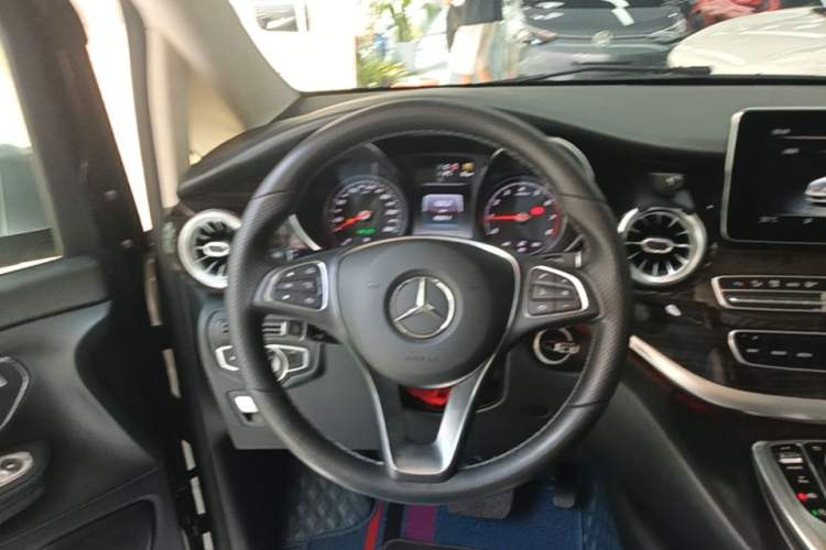 Used Mercedes-Benz V-Class 2017 V 260 Avantgarde Edition Steering Wheel