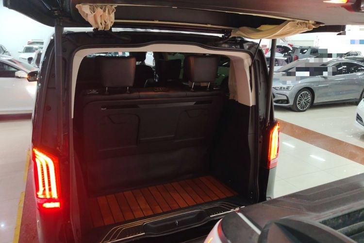 Used Mercedes-Benz V-Class 2017 V 260 Avantgarde Edition Trunk