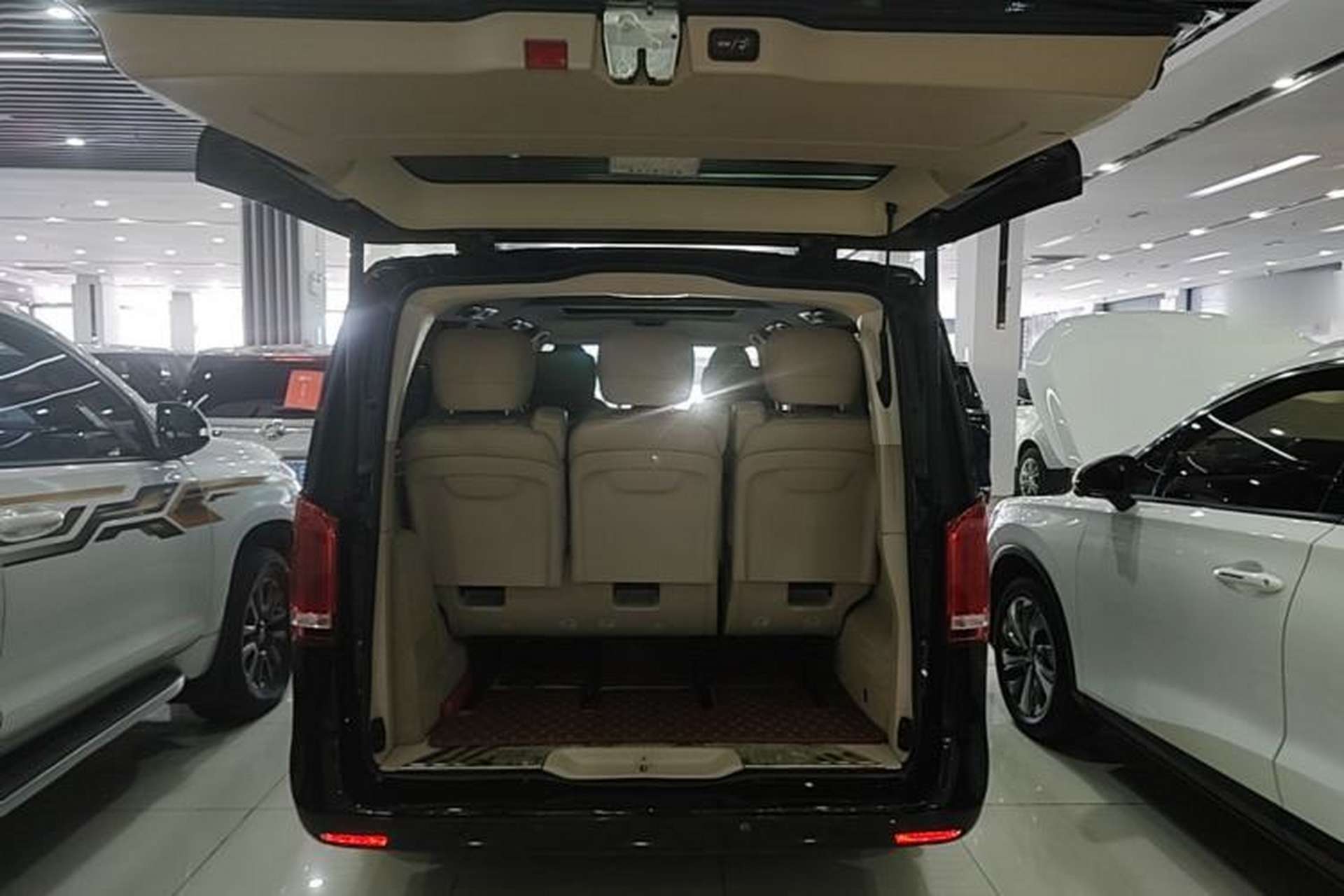 Used Mercedes-Benz V-Class 2017 V 260 Avantgarde Edition Trunk