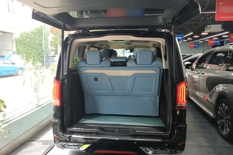 Used Mercedes-Benz V-Class 2017 V 260 Avantgarde Edition Trunk