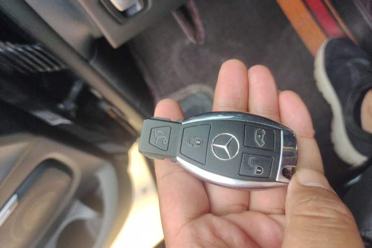 Used Mercedes-Benz V-Class 2017 V 260 L Prestige Extended Edition Vehicle Key