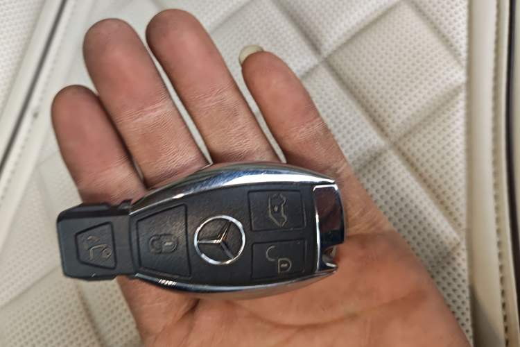 Used Mercedes-Benz V-Class 2017 V 260 Avantgarde Edition Vehicle Key