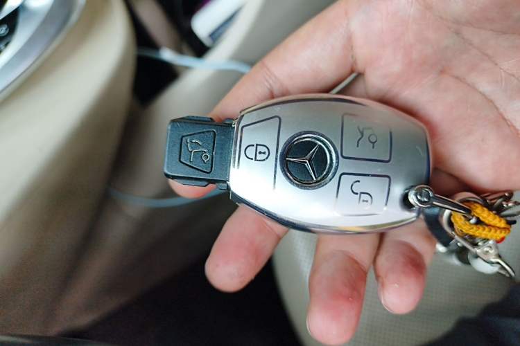 Used Mercedes-Benz V-Class 2017 V 260 L Prestige Extended Edition Vehicle Key