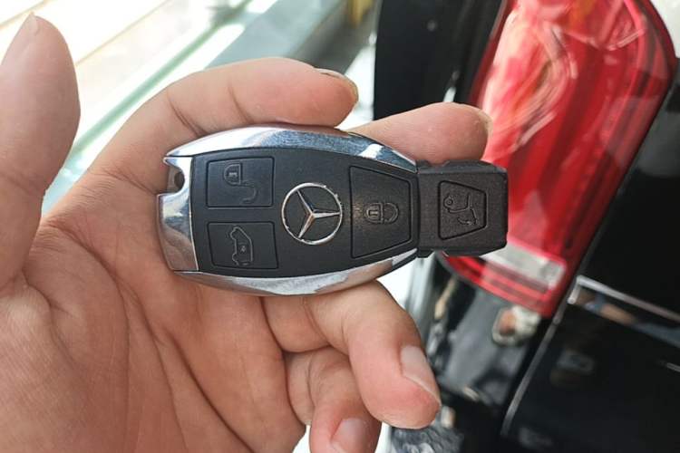 Used Mercedes-Benz V-Class 2017 V 260 Avantgarde Edition Vehicle Key