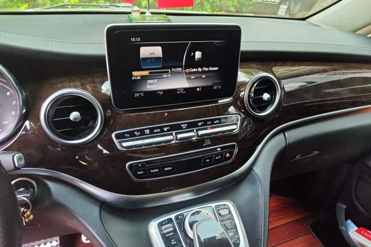 Used Mercedes-Benz V-Class 2017 V 260 Prestige Edition Audio And AC Panel