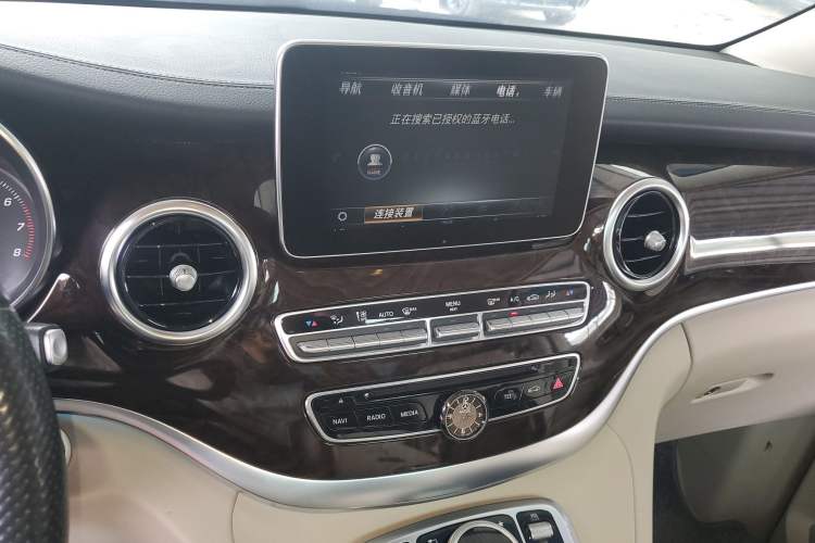 Used Mercedes-Benz V-Class 2017 V 260 Prestige Edition Audio And AC Panel