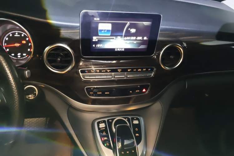 Used Mercedes-Benz V-Class 2017 V 260 Avantgarde Edition Audio And AC Panel