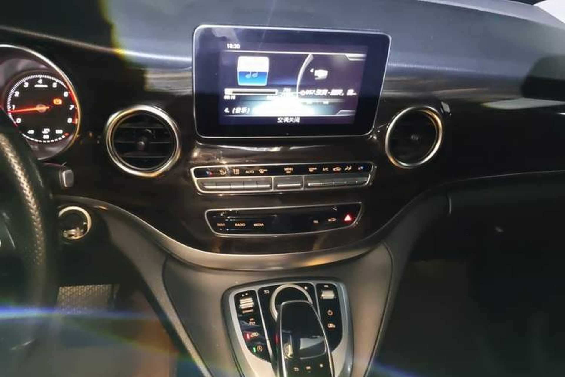 Used Mercedes-Benz V-Class 2017 V 260 Avantgarde Edition Audio And AC Panel