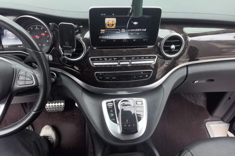 Used Mercedes-Benz V-Class 2017 V 260 L Prestige Edition Audio And AC Panel