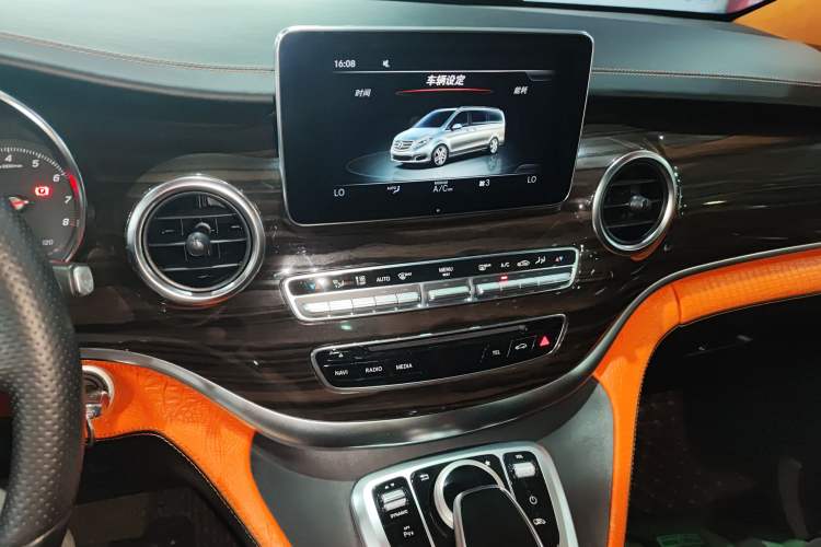Used Mercedes-Benz V-Class 2017 V 260 Avantgarde Edition Audio And AC Panel