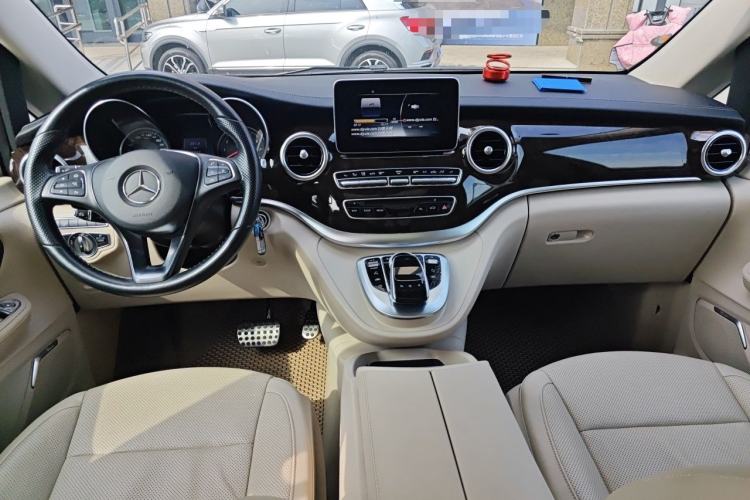Used Mercedes-Benz V-Class 2017 V 260 L Prestige Extended Edition Center Console