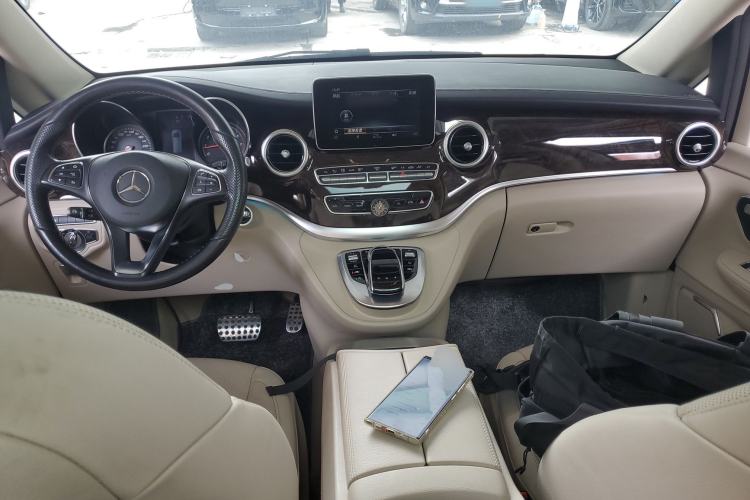 Used Mercedes-Benz V-Class 2017 V 260 Prestige Edition Center Console