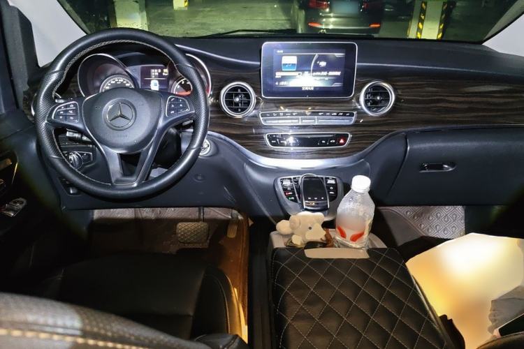 Used Mercedes-Benz V-Class 2017 V 260 Avantgarde Edition Center Console