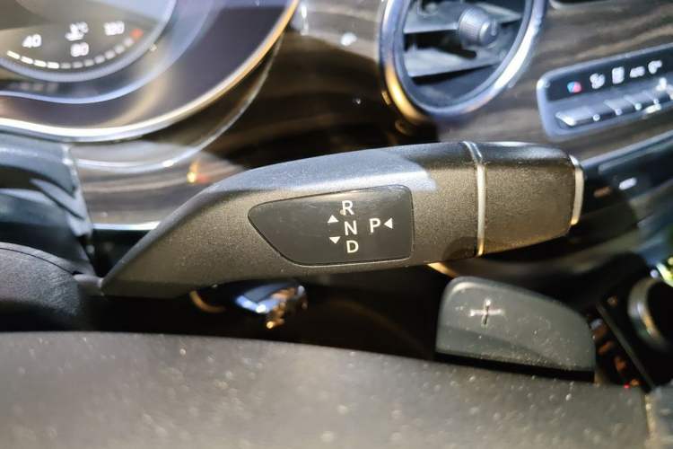 Used Mercedes-Benz V-Class 2017 V 260 Avantgarde Edition Gear Lever