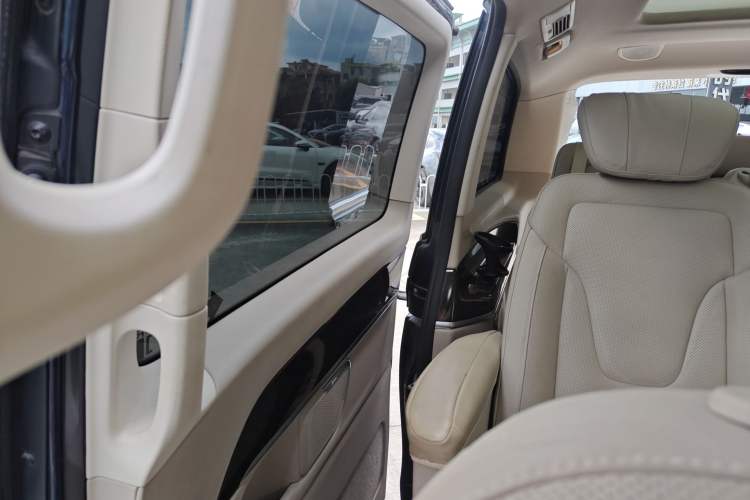 Used Mercedes-Benz V-Class 2017 V 260 Prestige Edition Interior 6