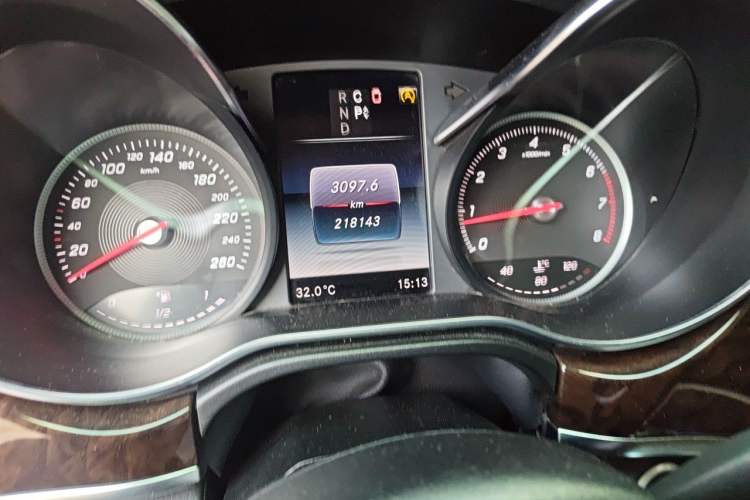 Used Mercedes-Benz V-Class 2017 V 260 Prestige Edition Odometer Close Up