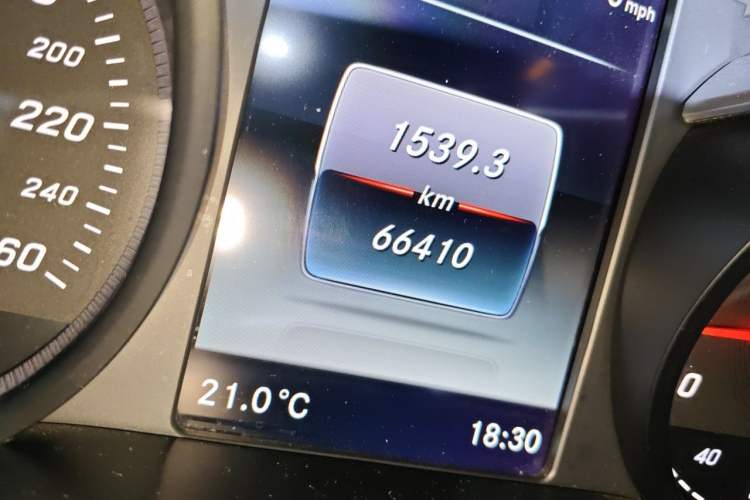 Used Mercedes-Benz V-Class 2017 V 260 Avantgarde Edition Odometer Close Up
