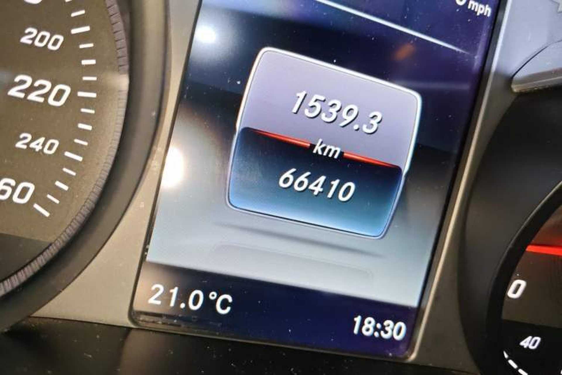 Used Mercedes-Benz V-Class 2017 V 260 Avantgarde Edition Odometer Close Up