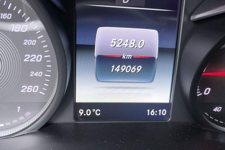 Used Mercedes-Benz V-Class 2017 V 260 L Prestige Edition Odometer Close Up