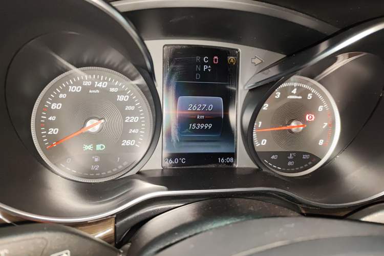 Used Mercedes-Benz V-Class 2017 V 260 Avantgarde Edition Odometer Close Up