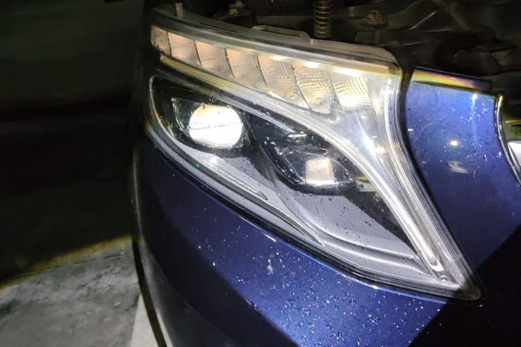 Used Mercedes-Benz V-Class 2017 V 260 Avantgarde Edition Right Front Headlight