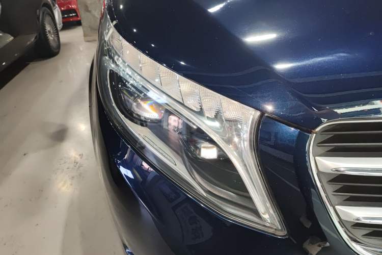 Used Mercedes-Benz V-Class 2017 V 260 Avantgarde Edition Right Front Headlight