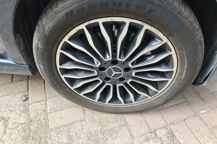 Used Mercedes-Benz V-Class 2017 V 260 Prestige Edition Right Front Wheel Hub