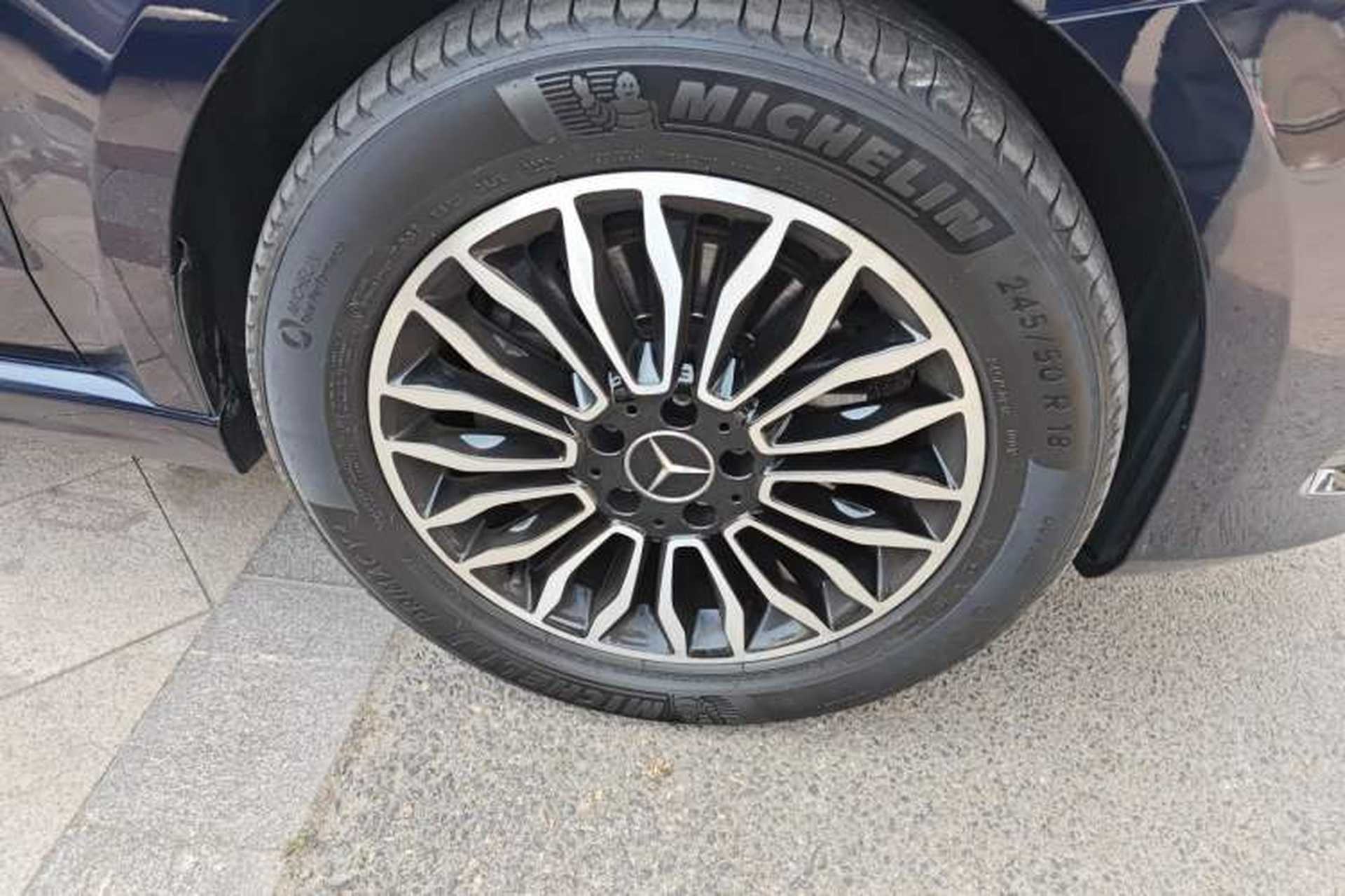 Used Mercedes-Benz V-Class 2017 V 260 L Prestige Extended Edition Right Front Wheel Hub