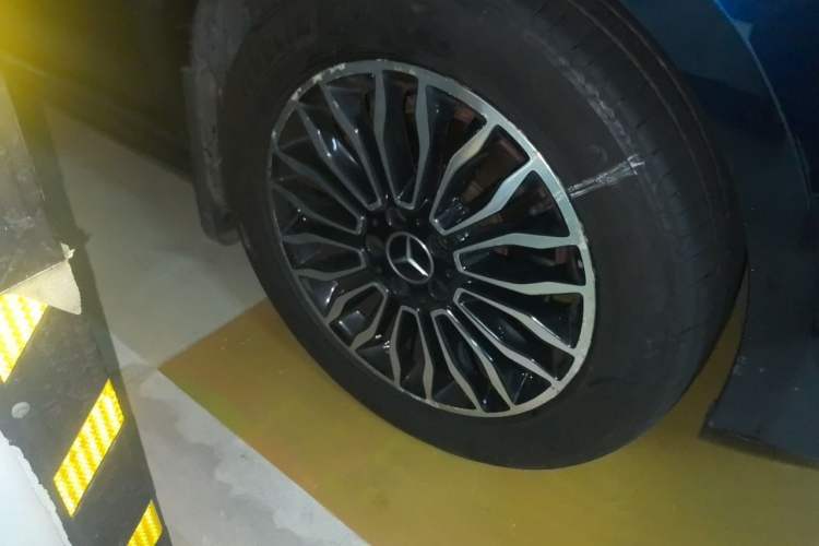 Used Mercedes-Benz V-Class 2017 V 260 Prestige Edition Right Front Wheel Hub