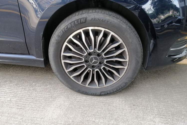 Used Mercedes-Benz V-Class 2017 V 260 Prestige Edition Right Front Wheel Hub