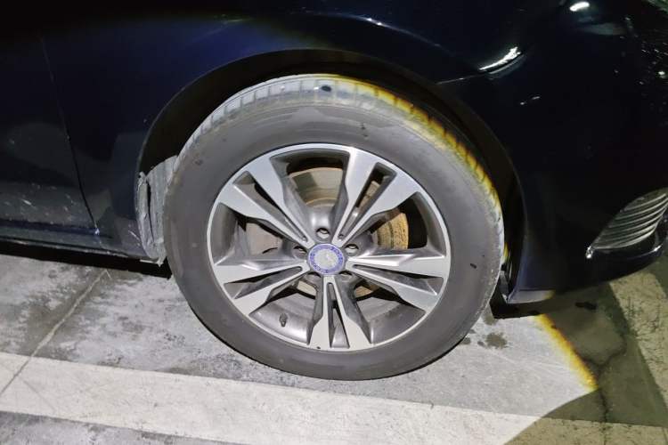 Used Mercedes-Benz V-Class 2017 V 260 Avantgarde Edition Right Front Wheel Hub