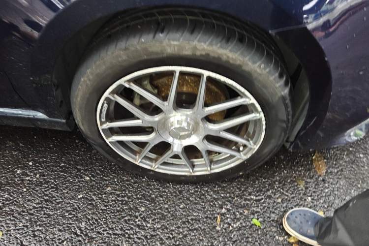 Used Mercedes-Benz V-Class 2017 V 260 L Prestige Edition Right Front Wheel Hub