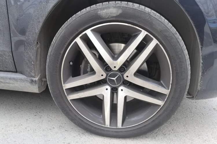 Used Mercedes-Benz V-Class 2017 V 260 L Prestige Edition Right Front Wheel Hub