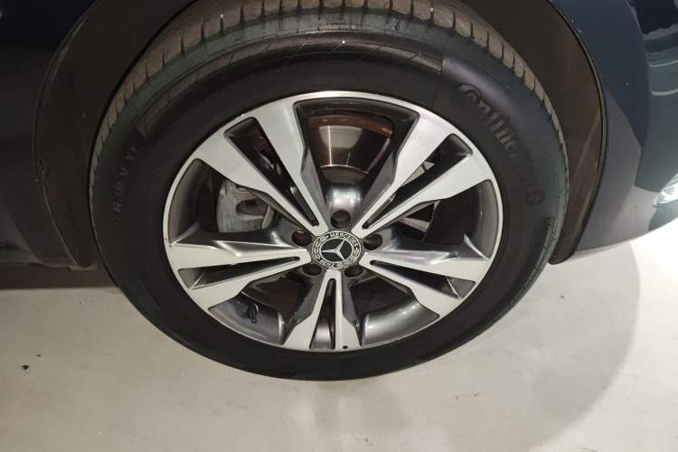 Used Mercedes-Benz V-Class 2017 V 260 Avantgarde Edition Right Front Wheel Hub
