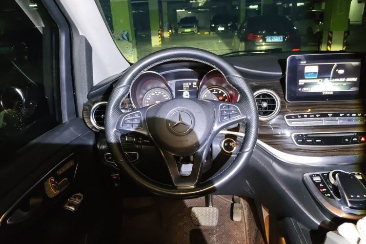 Used Mercedes-Benz V-Class 2017 V 260 Avantgarde Edition Steering Wheel